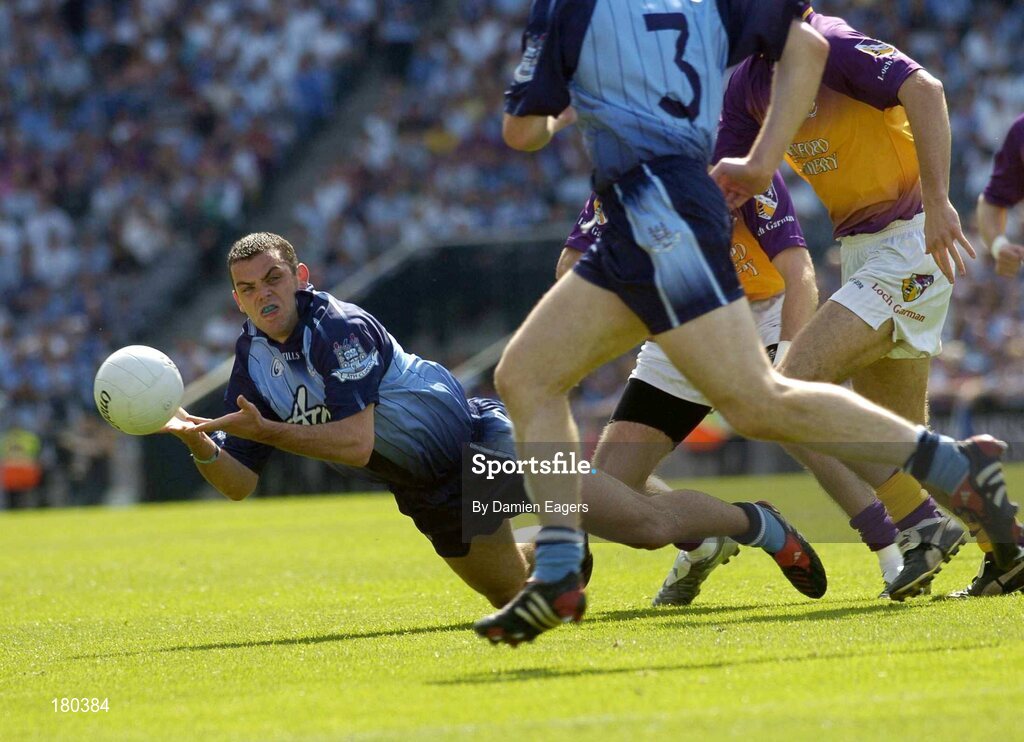 19 June 2005; Paul Casey, Dublin, gets a pass away. Bank of Ireland Leinster Senior Football Championship Semi-Final, Dublin v Wexford, Croke Park, Dublin. Picture credit; Damien Eagers / SPORTSFILE