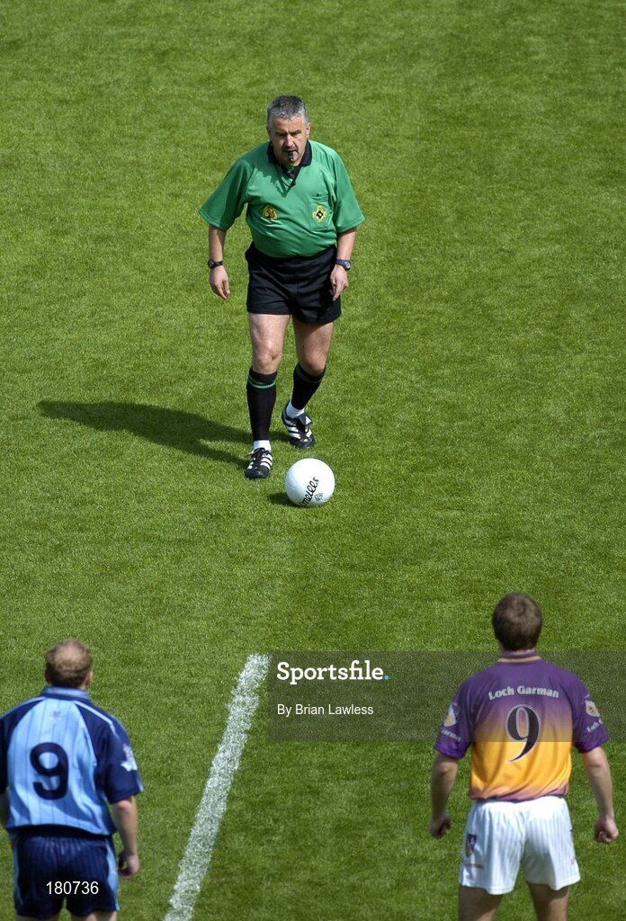 19 June 2005; Dublin's Shane Ryan and Wexford's David Fogarty await the throw-in from referee Brian Crowe. Bank of Ireland Leinster Senior Football Championship Semi-Final, Dublin v Wexford, Croke Park, Dublin. Picture credit; Brian Lawless / SPORTSFILE