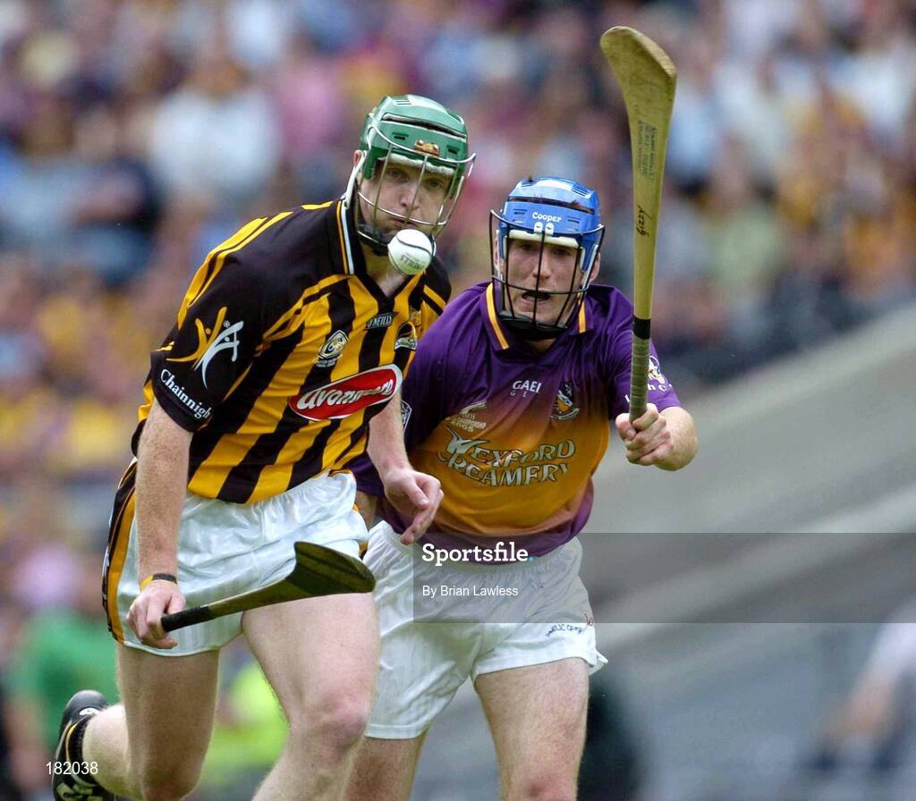 3 July 2005; Henry Shefflin, Kilkenny, in action against Diarmuid Lyng, Wexford. Guinness Leinster Senior Hurling Championship Final, Kilkenny v Wexford, Croke Park, Dublin. Picture credit; Brian Lawless / SPORTSFILE