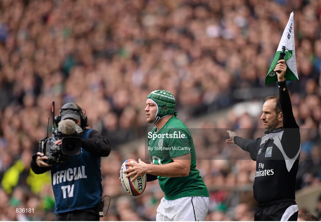 22 February 2014; Rory Best, Ireland, prepares to throw in at the lineout. RBS Six Nations Rugby Championship, England v Ireland, Twickenham Stadium, Twickenham, London, England. Picture credit: Stephen McCarthy / SPORTSFILE