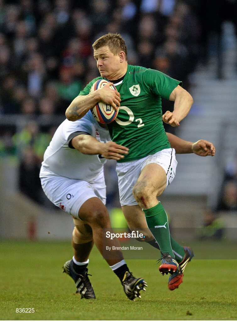 22 February 2014; Brian O'Driscoll, Ireland, is tackled by Mako Vunipola, England. RBS Six Nations Rugby Championship, England v Ireland. Twickenham Stadium, Twickenham, London, England. Picture credit: Brendan Moran / SPORTSFILE