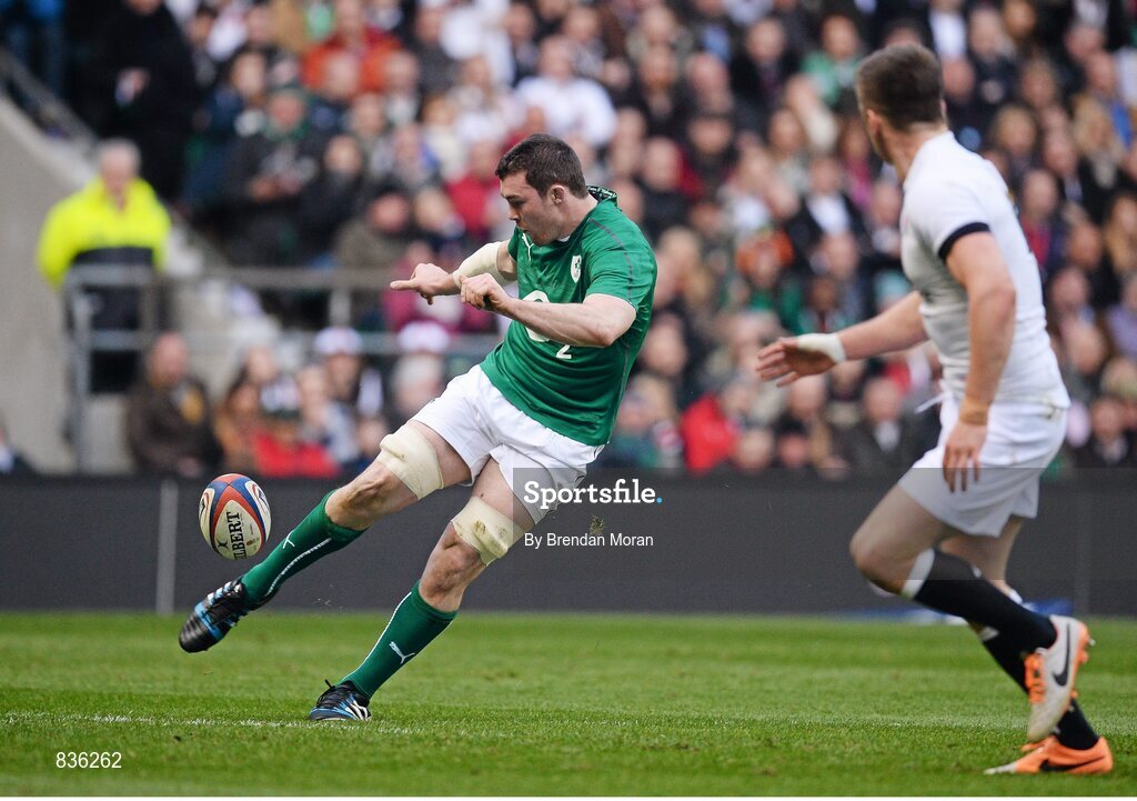 22 February 2014; Peter O'Mahony, Ireland, kicks for touch against England. RBS Six Nations Rugby Championship, England v Ireland. Twickenham Stadium, Twickenham, London, England. Picture credit: Brendan Moran / SPORTSFILE