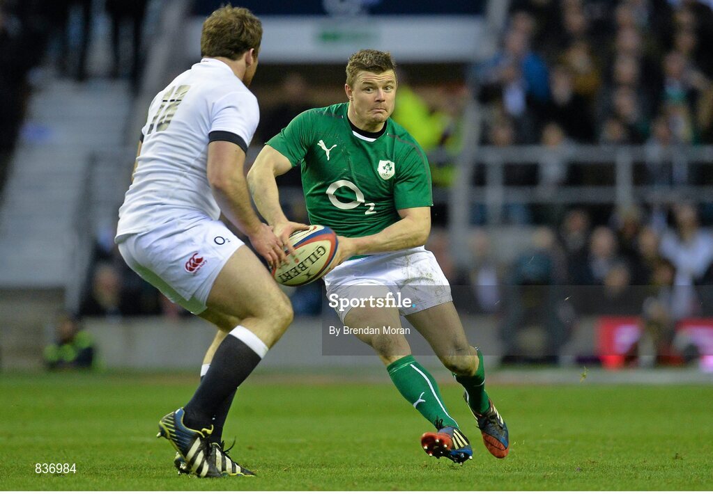 22 February 2014; Brian O'Driscoll, Ireland, sells a dummy to Henry Thomas, England. RBS Six Nations Rugby Championship, England v Ireland. Twickenham Stadium, Twickenham, London, England. Picture credit: Brendan Moran / SPORTSFILE