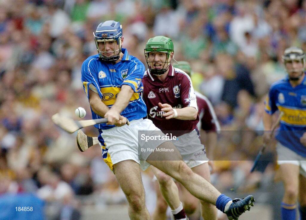 31 July 2005; Eoin Kelly, Tipperary, scores a point under pressure from Galway's Ollie Canning. Guinness All-Ireland Senior Hurling Championship Quarter-Final, Galway v Tipperary, Croke Park, Dublin. Picture credit; Ray McManus / SPORTSFILE