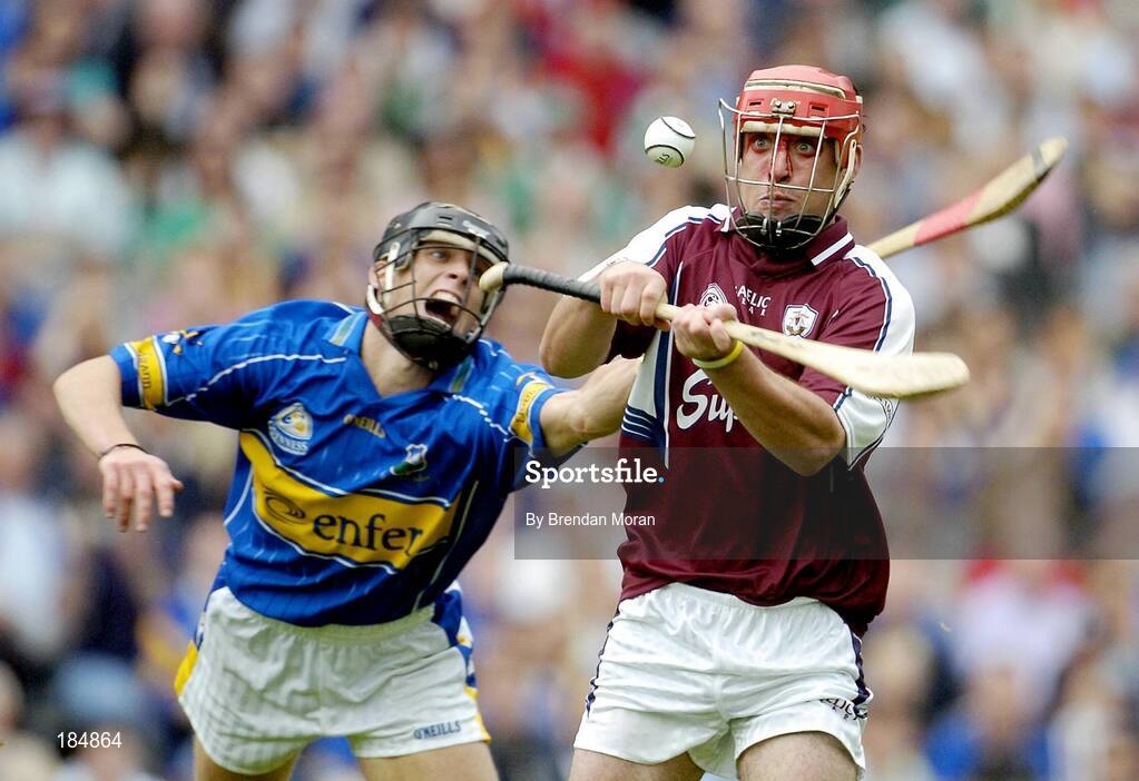 31 July 2005; Alan Kerins, Galway, keeps his eyes on the sliotar despite the challenge of Hugh Moloney, Tipperary. Guinness All-Ireland Hurling Championship, Quarter-Final, Galway v Tipperary, Croke Park, Dublin. Picture credit; Brendan Moran / SPORTSFILE