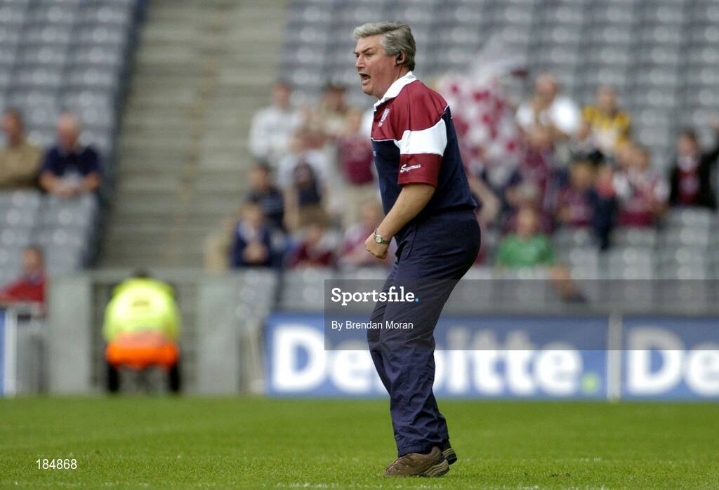 31 July 2005; Galway manager Conor Hayes urges on his players during the second half. Guinness All-Ireland Hurling Championship, Quarter-Final, Galway v Tipperary, Croke Park, Dublin. Picture credit; Brendan Moran / SPORTSFILE