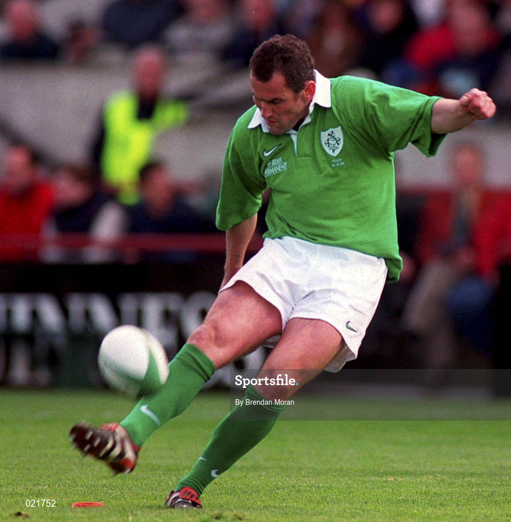 10 April 1999; Eric Elwood of Ireland kicks a penalty during the Rugby International match between Ireland and Italy at Lansdowne Road in Dublin. Photo by Brendan Moran/Sportsfile