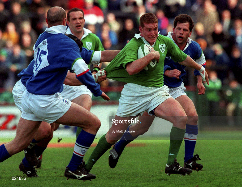 10 April 1999; Ciaran Scally is tackled by Orazio Arancio and Javier Roselli (15) of Italy during the Rugby International match between Ireland and Italy at Lansdowne Road in Dublin. Photo by Matt Browne/Sportsfile
