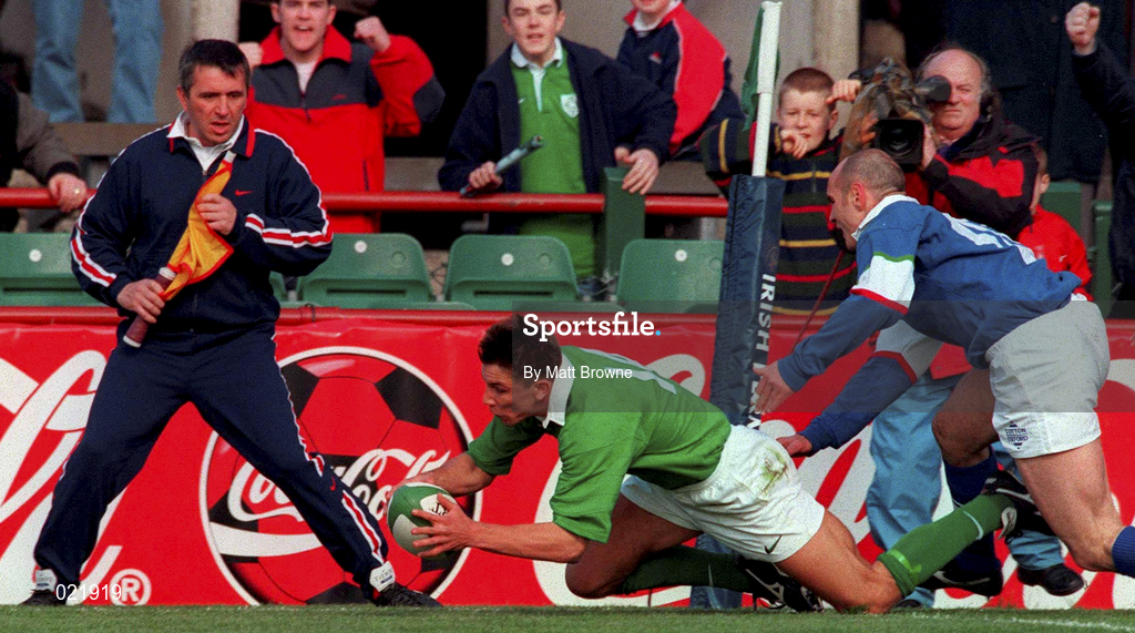 10 April 1999; Justin Bishop of Ireland scores his side's first try during the Rugby International match between Ireland and Italy at Lansdowne Road in Dublin. Photo by Matt Browne/Sportsfile
