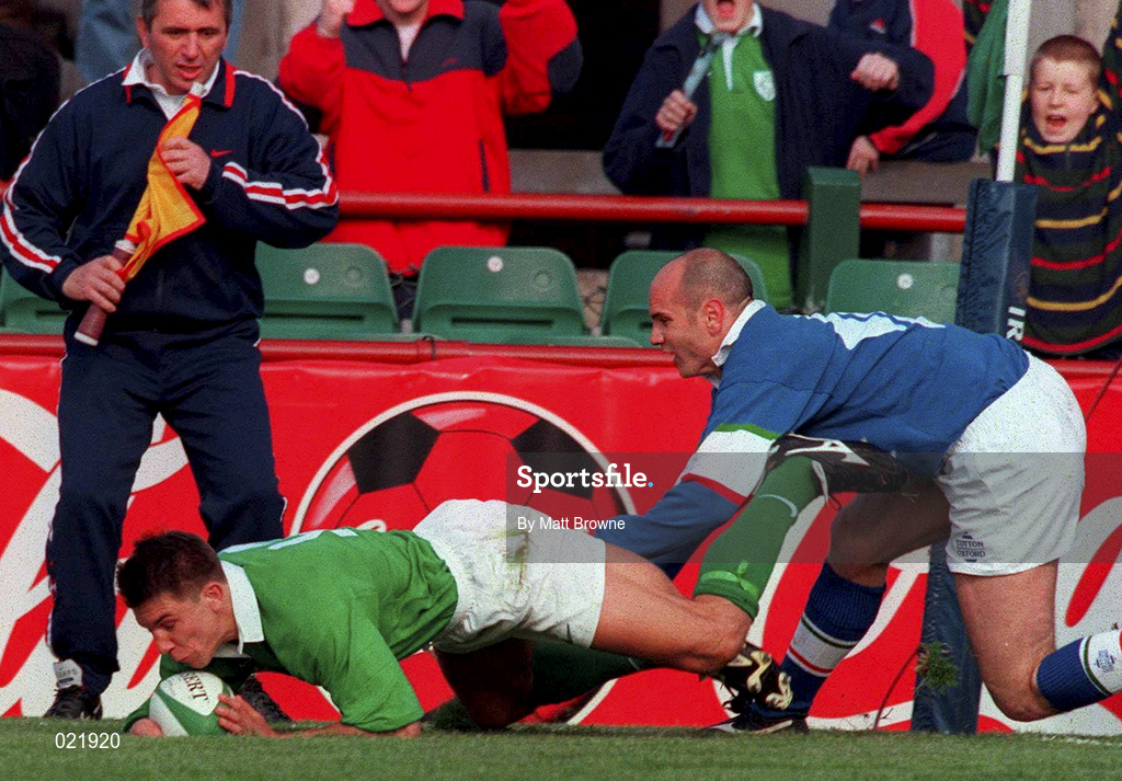 10 April 1999; Justin Bishop of Ireland scores his side's first try during the Rugby International match between Ireland and Italy at Lansdowne Road in Dublin. Photo by Matt Browne/Sportsfile