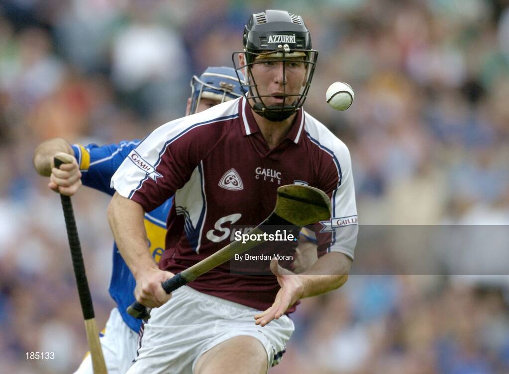 31 July 2005; Tony Og Regan, Galway, in action against Eoin Kelly, Tipperary. Guinness All-Ireland Hurling Championship, Quarter-Final, Galway v Tipperary, Croke Park, Dublin. Picture credit; Brendan Moran / SPORTSFILE