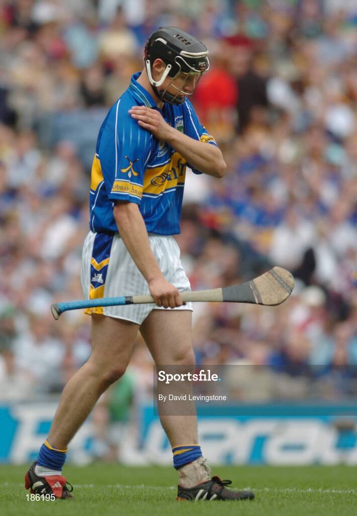 31 July 2005; Tipperary's Philip Maher feels his shoulder after receiving an injury. Guinness All-Ireland Hurling Championship, Quarter-Final. Galway v Tipperary, Croke Park, Dublin. Picture credit; David Levingstone / SPORTSFILE