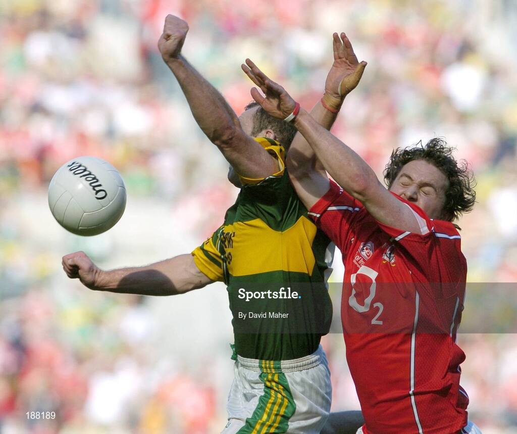 28 August 2005; Seamus Moynihan, Kerry, in action against Alan Cronin, Cork. Bank of Ireland All-Ireland Senior Football Championship Semi-Final, Kerry v Cork, Croke Park, Dublin. Picture credit; David Maher / SPORTSFILE