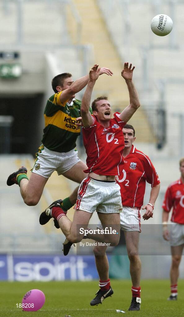 28 August 2005; Darragh O'Se, Kerry, contests an aerial ball with Nicholas Murphy, Cork. Bank of Ireland All-Ireland Senior Football Championship Semi-Final, Kerry v Cork, Croke Park, Dublin. Picture credit; David Maher / SPORTSFILE