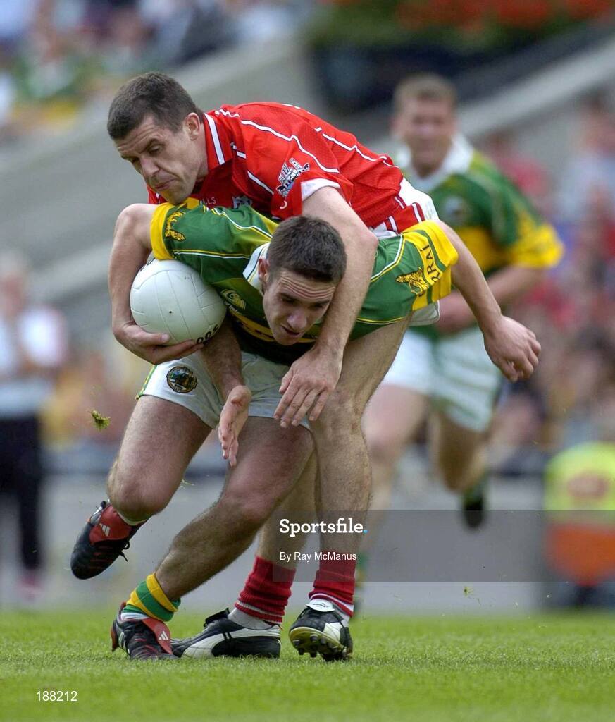 28 August 2005; Declan O'Sullivan, Kerry, in action against Martin Cronin, Cork. Bank of Ireland All-Ireland Senior Football Championship Semi-Final, Kerry v Cork, Croke Park, Dublin. Picture credit; Ray McManus / SPORTSFILE
