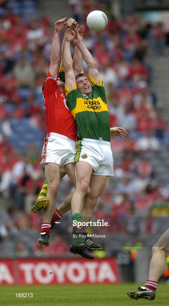 28 August 2005; Darrragh O Se, Kerry, supported by Kieran Donaghy  in action against Graham Canty, Cork. Bank of Ireland All-Ireland Senior Football Championship Semi-Final, Kerry v Cork, Croke Park, Dublin. Picture credit; Ray McManus / SPORTSFILE