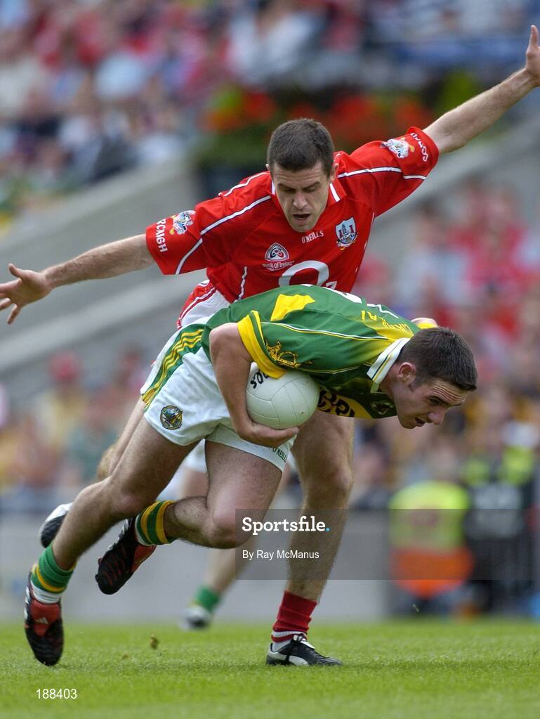 28 August 2005; Declan O'Sullivan, Kerry, in action against Martin Cronin, Cork. Bank of Ireland All-Ireland Senior Football Championship Semi-Final, Kerry v Cork, Croke Park, Dublin. Picture credit; Ray McManus / SPORTSFILE