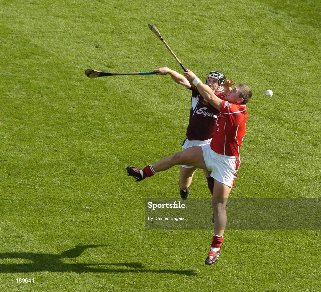 11 September 2005; Diarmuid O'Sullivan, Cork, in action against Niall Healy, Galway. Guinness All-Ireland Senior Hurling Championship Final, Galway v Cork, Croke Park, Dublin. Picture credit; Damien Eagers / SPORTSFILE *** Local Caption *** Any photograph taken by SPORTSFILE during, or in connection with, the 2005 Guinness All-Ireland Hurling Final which displays GAA logos or contains an image or part of an image of any GAA intellectual property, or, which contains images of a GAA player/players in their playing uniforms, may only be used for editorial and non-advertising purposes.  Use of photographs for advertising, as posters or for purchase separately is strictly prohibited unless prior written approval has been obtained from the Gaelic Athletic Association.