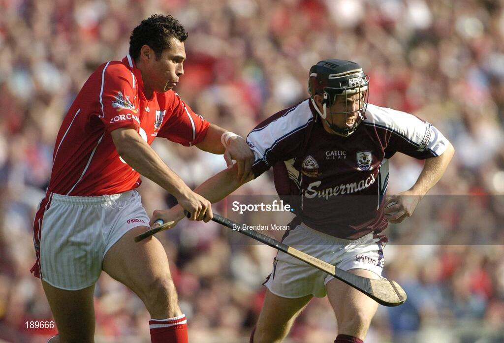 11 September 2005; Niall Healy, Galway, in action against Sean Og O hAilpin, Cork. Guinness All-Ireland Senior Hurling Championship Final, Galway v Cork, Croke Park, Dublin. Picture credit; Brendan Moran / SPORTSFILE *** Local Caption *** Any photograph taken by SPORTSFILE during, or in connection with, the 2005 Guinness All-Ireland Hurling Final which displays GAA logos or contains an image or part of an image of any GAA intellectual property, or, which contains images of a GAA player/players in their playing uniforms, may only be used for editorial and non-advertising purposes.  Use of photographs for advertising, as posters or for purchase separately is strictly prohibited unless prior written approval has been obtained from the Gaelic Athletic Association.