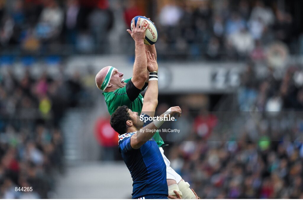 15 March 2014; Paul O'Connell, Ireland, wins possession for his side in a lineout ahead of Damien Chouly, France. RBS Six Nations Rugby Championship 2014, France v Ireland. Stade De France, Saint Denis, Paris, France. Picture credit: Stephen McCarthy / SPORTSFILE