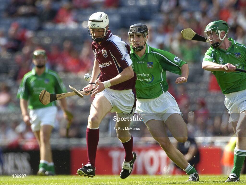 11 September 2005; Alan Callanan, Galway, in action against John Kelly, left, and David Moloney, Limerick. ESB All-Ireland Minor Hurling Championship Final, Galway v Limerick, Croke Park, Dublin. Picture credit; Ray McManus / SPORTSFILE