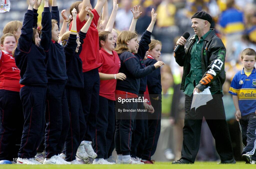 18 September 2005; Singer Brush Shields meets kids on the pitch before the game. Tipperary v Cork, Foras na Gaeilge All-Ireland Senior Camogie Final, Croke Park, Dublin. Picture credit; Brendan Moran / SPORTSFILE
