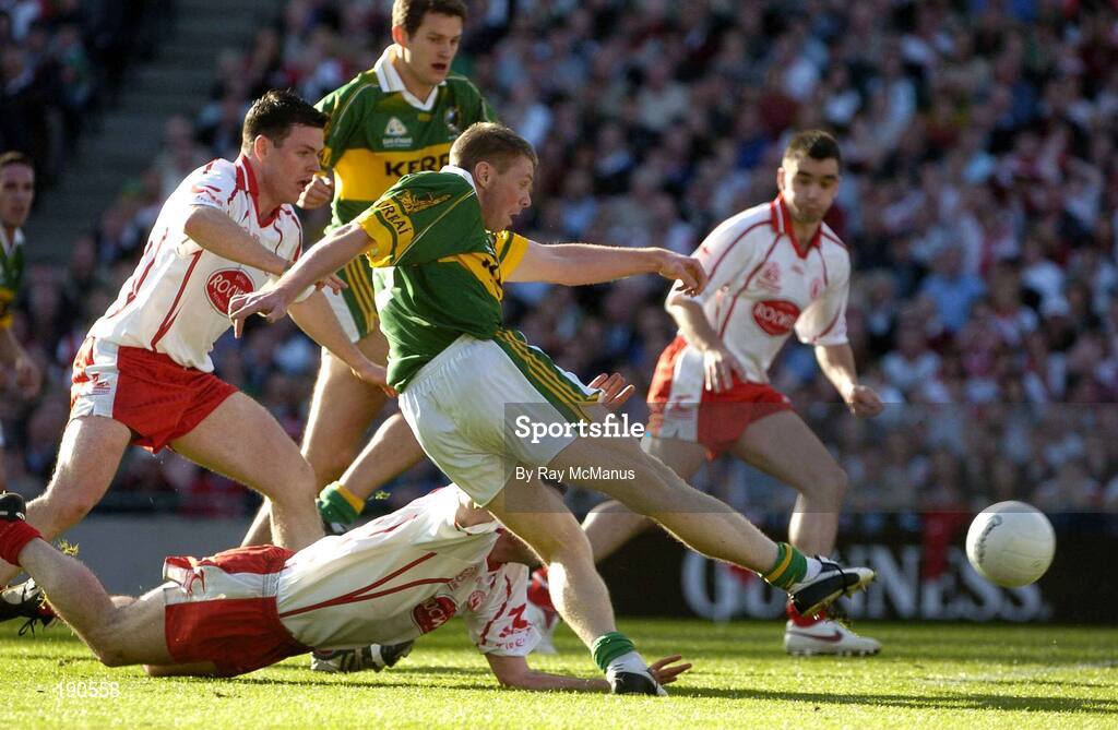 25 September 2005; Tomas o Se, Kerry, shoots to score a second goal. Bank of Ireland All-Ireland Senior Football Championship Final, Kerry v Tyrone, Croke Park, Dublin. Picture credit; Ray McManus / SPORTSFILE *** Local Caption *** Any photograph taken by SPORTSFILE during, or in connection with, the 2005 Bank of Ireland All-Ireland Senior Football Final which displays GAA logos or contains an image or part of an image of any GAA intellectual property, or, which contains images of a GAA player/players in their playing uniforms, may only be used for editorial and non-advertising purposes.  Use of photographs for advertising, as posters or for purchase separately is strictly prohibited unless prior written approval has been obtained from the Gaelic Athletic Association.