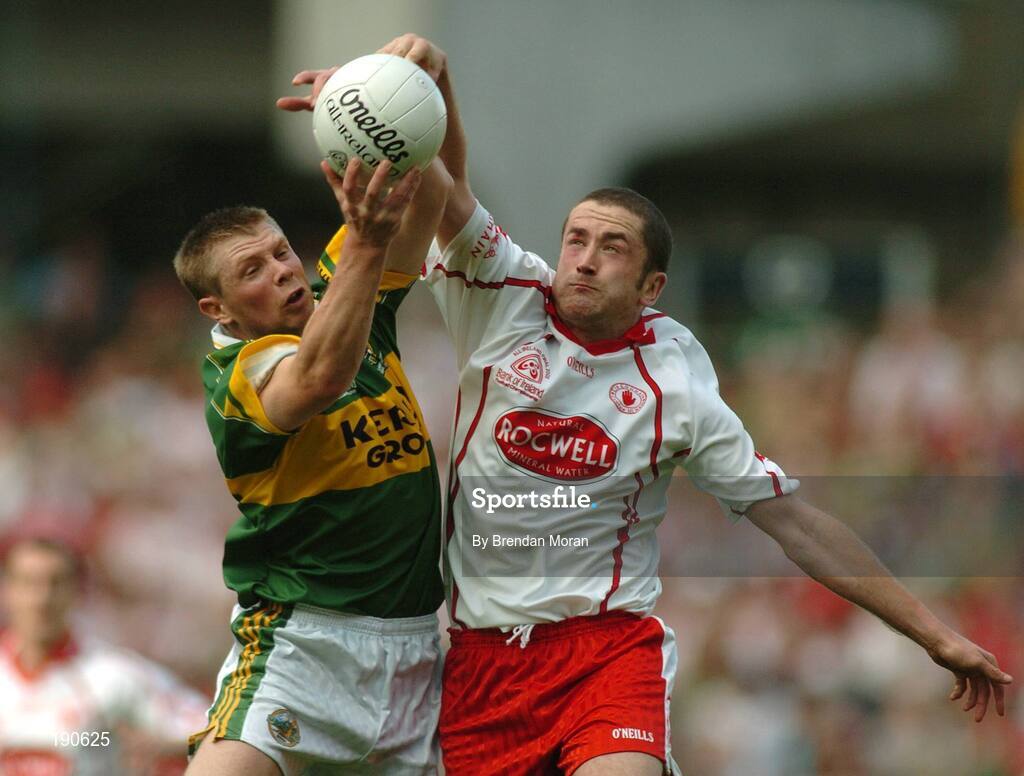 25 September 2005; Tomas O Se, Kerry, in action against Stephen O'Neill, Tyrone. Bank of Ireland All-Ireland Senior Football Championship Final, Kerry v Tyrone, Croke Park, Dublin. Picture credit; Brendan Moran / SPORTSFILE *** Local Caption *** Any photograph taken by SPORTSFILE during, or in connection with, the 2005 Bank of Ireland All-Ireland Senior Football Final which displays GAA logos or contains an image or part of an image of any GAA intellectual property, or, which contains images of a GAA player/players in their playing uniforms, may only be used for editorial and non-advertising purposes.  Use of photographs for advertising, as posters or for purchase separately is strictly prohibited unless prior written approval has been obtained from the Gaelic Athletic Association.