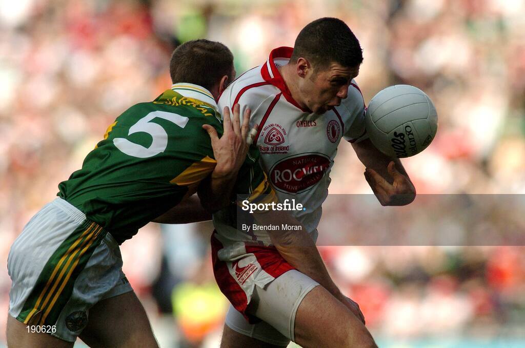 25 September 2005; Sean Cavanagh, Tyrone, in action against Tomas O Se, Kerry. Bank of Ireland All-Ireland Senior Football Championship Final, Kerry v Tyrone, Croke Park, Dublin. Picture credit; Brendan Moran / SPORTSFILE *** Local Caption *** Any photograph taken by SPORTSFILE during, or in connection with, the 2005 Bank of Ireland All-Ireland Senior Football Final which displays GAA logos or contains an image or part of an image of any GAA intellectual property, or, which contains images of a GAA player/players in their playing uniforms, may only be used for editorial and non-advertising purposes.  Use of photographs for advertising, as posters or for purchase separately is strictly prohibited unless prior written approval has been obtained from the Gaelic Athletic Association.