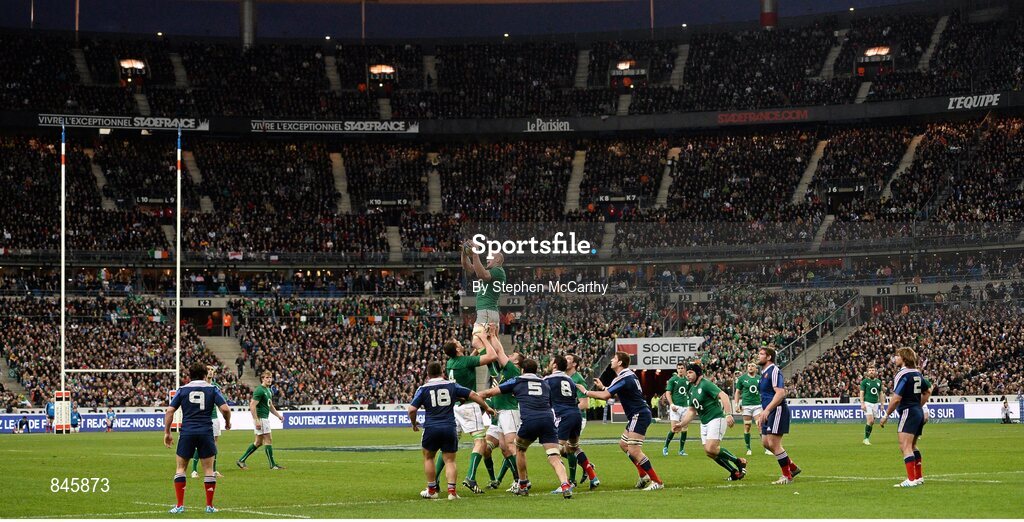 15 March 2014; Ireland's Paul O'Connell takes possession in a lineout. RBS Six Nations Rugby Championship 2014, France v Ireland, Stade De France, Saint Denis, Paris, France. Picture credit: Stephen McCarthy / SPORTSFILE