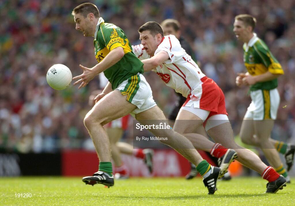 25 September 2005; Darragh O Se, Kerry, in action against Sean Cavanagh, Tyrone. Bank of Ireland All-Ireland Senior Football Championship Final, Kerry v Tyrone, Croke Park, Dublin. Picture credit; Ray McManus / SPORTSFILE *** Local Caption *** Any photograph taken by SPORTSFILE during, or in connection with, the 2005 Bank of Ireland All-Ireland Senior Football Final which displays GAA logos or contains an image or part of an image of any GAA intellectual property, or, which contains images of a GAA player/players in their playing uniforms, may only be used for editorial and non-advertising purposes.  Use of photographs for advertising, as posters or for purchase separately is strictly prohibited unless prior written approval has been obtained from the Gaelic Athletic Association.