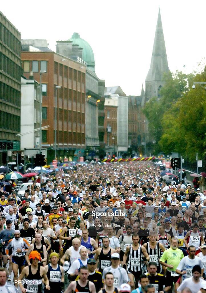 31 October 2005; Thousands of runners make their way down Nassau Street at the start of the 2005 Dublin City Marathon. Picture credit: Brendan Moran / SPORTSFILE