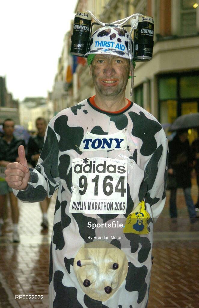 31 October 2005; Anthony McDonald - Liggins in fancy dress before the start of the 2005 Dublin City Marathon. Picture credit: Brendan Moran / SPORTSFILE