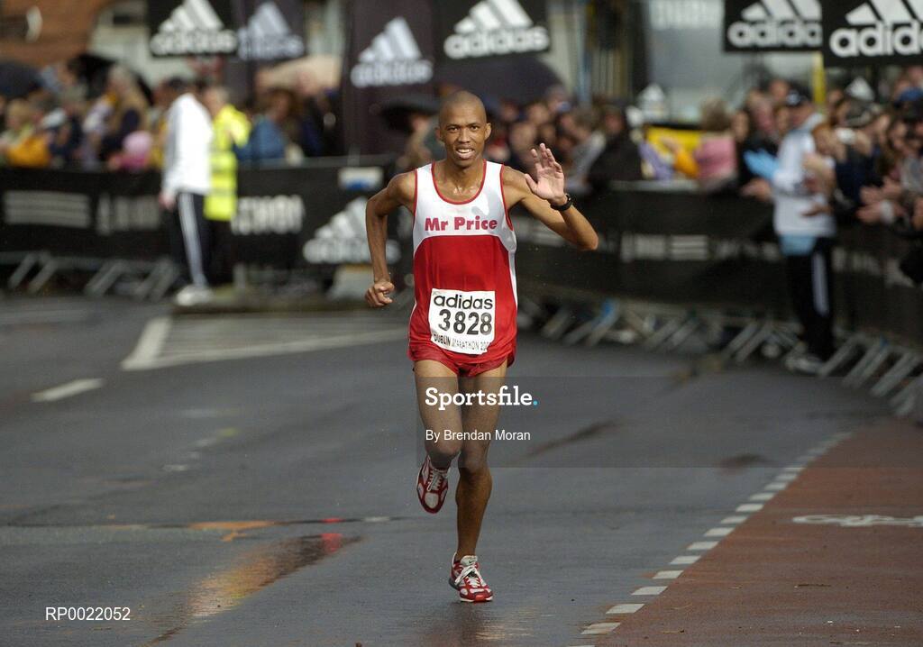 31 October 2005; Neo Molema, South Africa, in action during the 2005 adidas Dublin City Marathon. Picture credit: Brendan Moran / SPORTSFILE