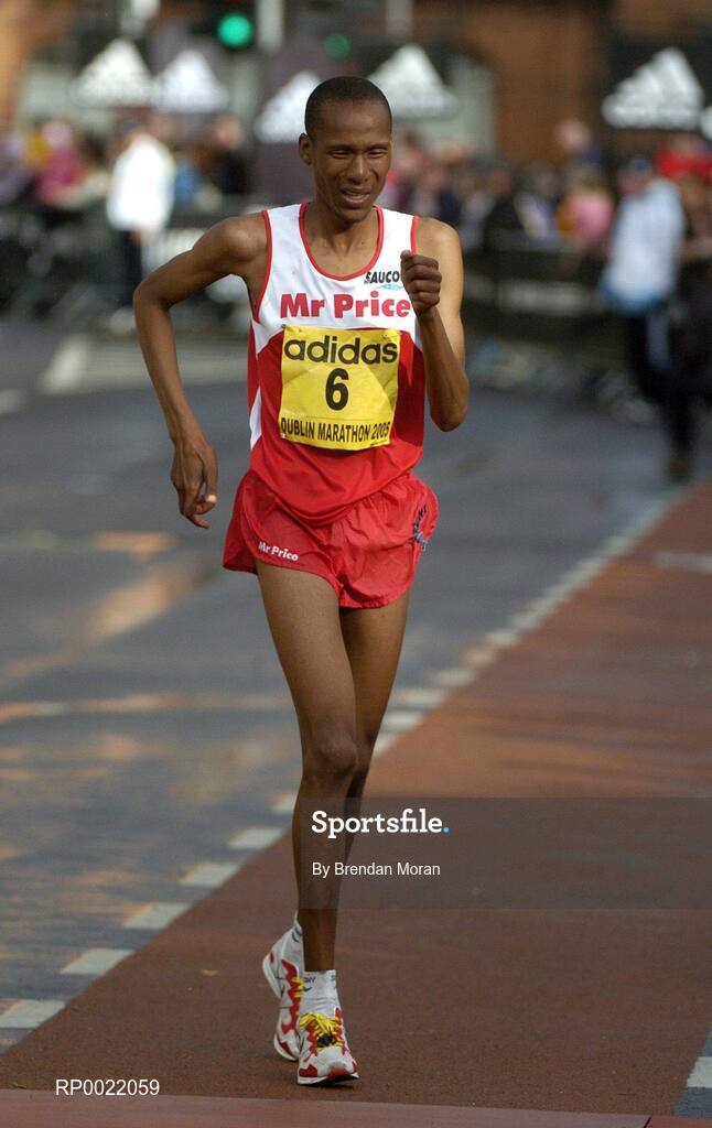 31 October 2005; Tseko Mpolokeng, South Africa, in action during the 2005 adidas Dublin City Marathon. Picture credit: Brendan Moran / SPORTSFILE
