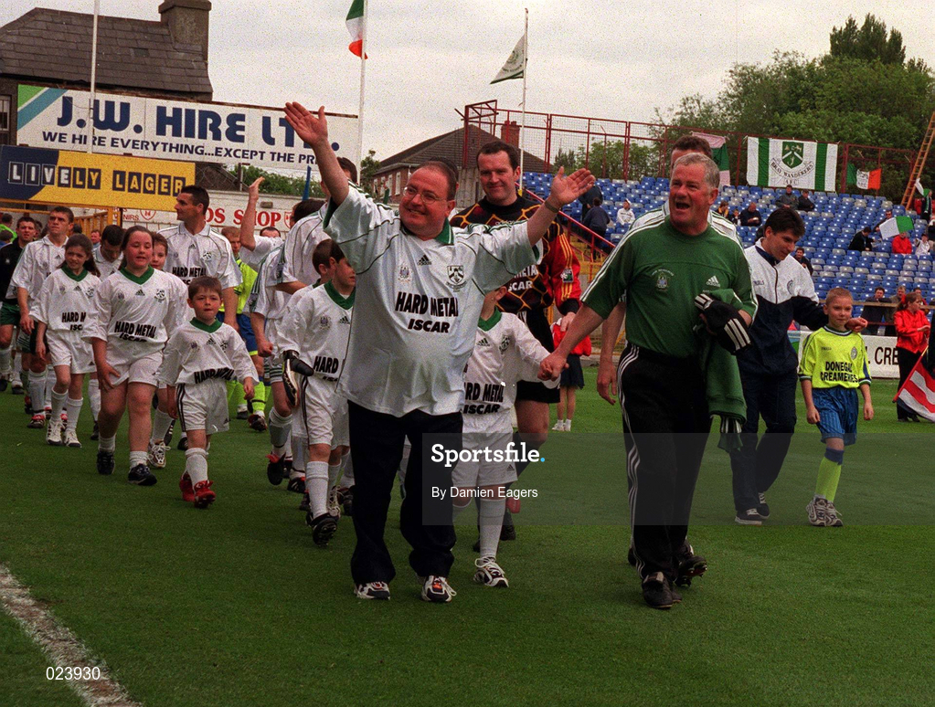 15 May 1999; Bray Wanderers manager Pat Devlin leads his team out before the FAI Cup Final Replay match between Bray Wanderers and Finn Harps at Tolka Park in Dublin. Photo by Damien Eagers/Sportsfile