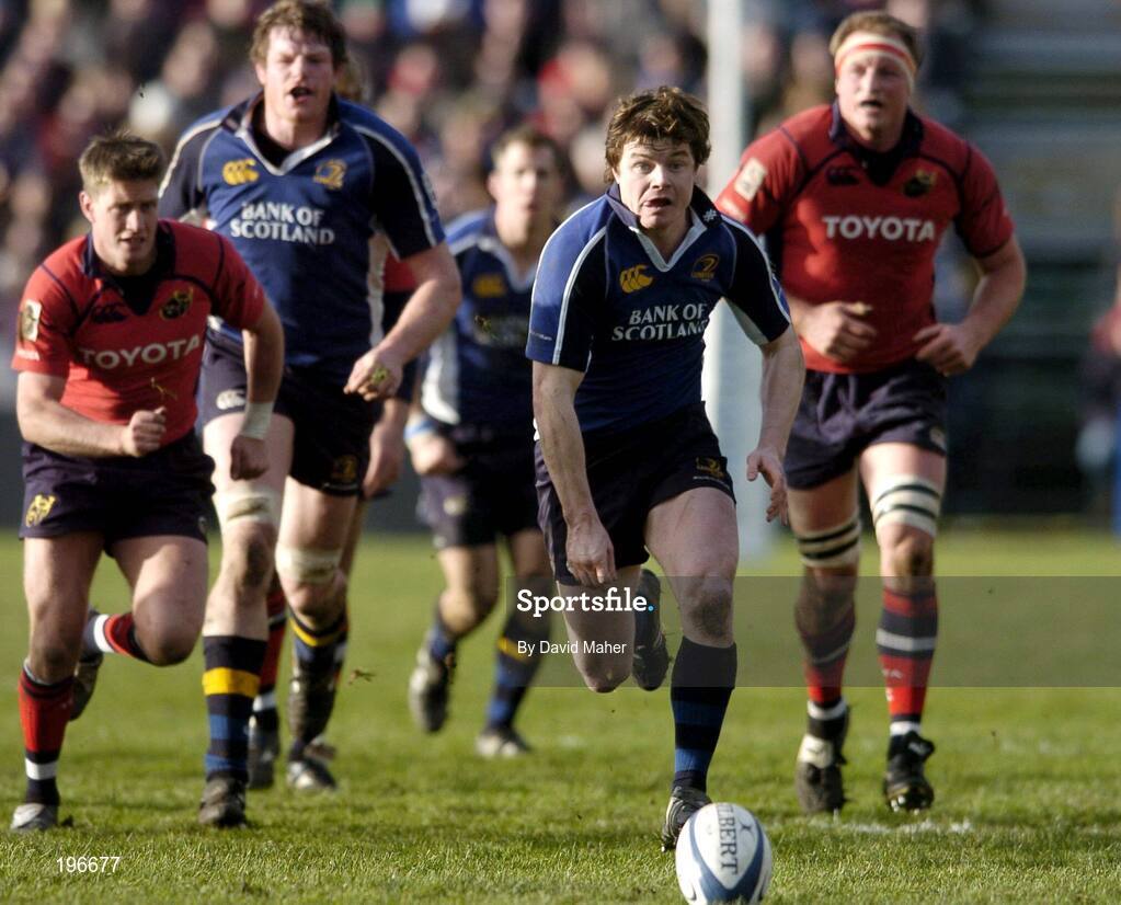 31 December 2005; Brian O'Driscoll, Leinster, in action against the Munster defence. Celtic League 2005-2006, Group A, Leinster v Munster, RDS, Dublin. Picture credit: David Maher / SPORTSFILE