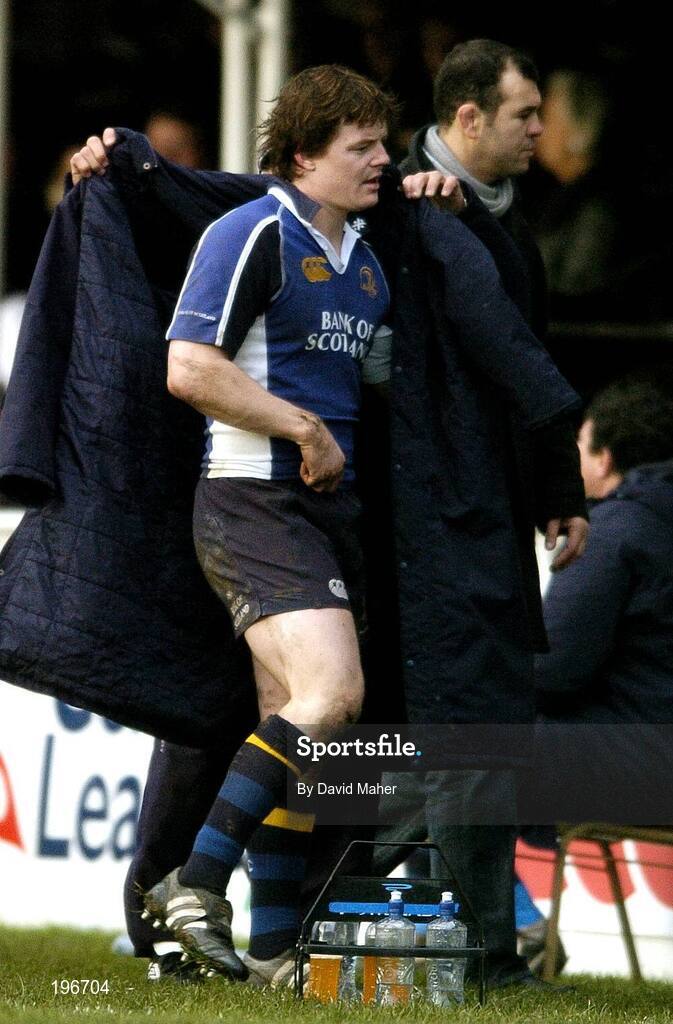 31 December 2005; Brian O'Driscoll, Leinster, holds his left arm as he leaves the pitch during the second half after being substituted. Celtic League 2005-2006, Group A, Leinster v Munster, RDS, Dublin. Picture credit: David Maher / SPORTSFILE