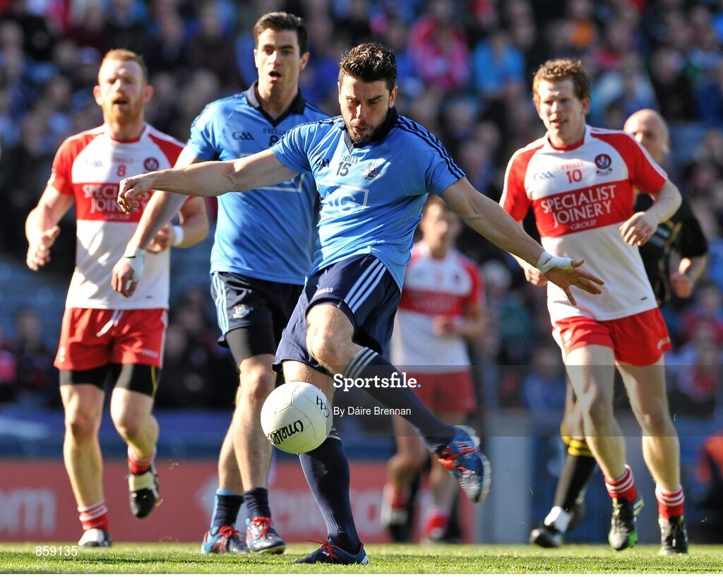 27 April 2014; Bernard Brogan, Dublin, scores his side's first goal. Allianz Football League Division 1 Final, Dublin v Derry, Croke Park, Dublin. Picture credit: Dáire Brennan / SPORTSFILE