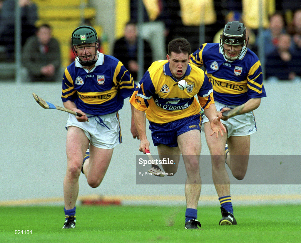 12 June 1999; Barry Murphy of Clare in action against David Kennedy, left, and Donncha Fahy of Tipperary during the Guinness Munster Senior Hurling Championship semi-final replay match between Clare and Tipperary at Páirc Uí Chaoimh in Cork. Photo by Brendan Moran/Sportsfile