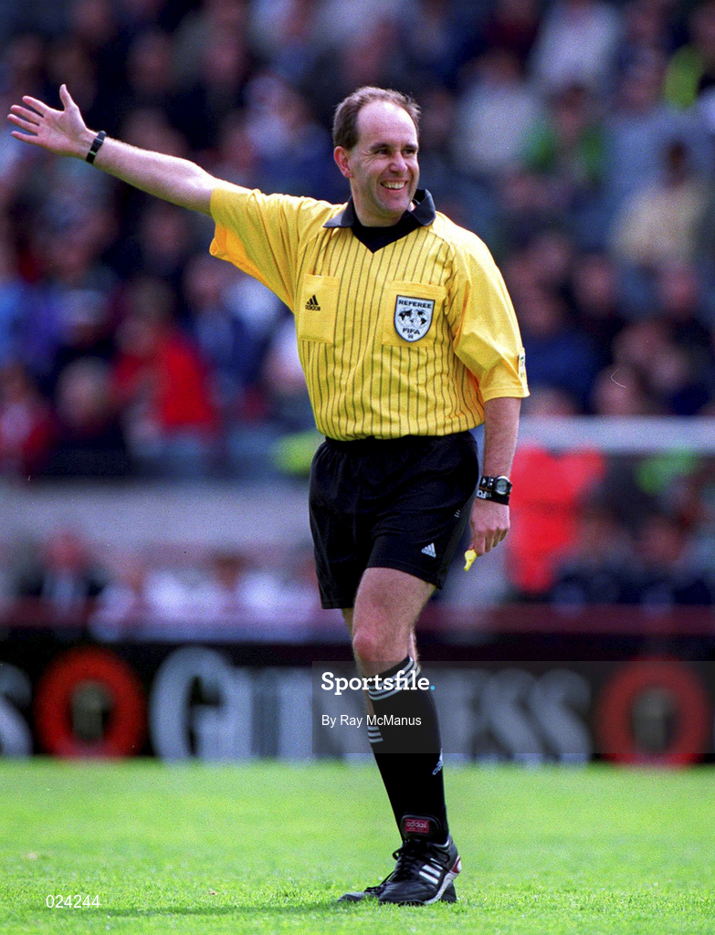 29 May 1999; Referee Ceri Richards during the international friendly match between Republic of Ireland and Northern Ireland at Lansdowne Road in Dublin. Photo by Ray McManus/Sportsfile