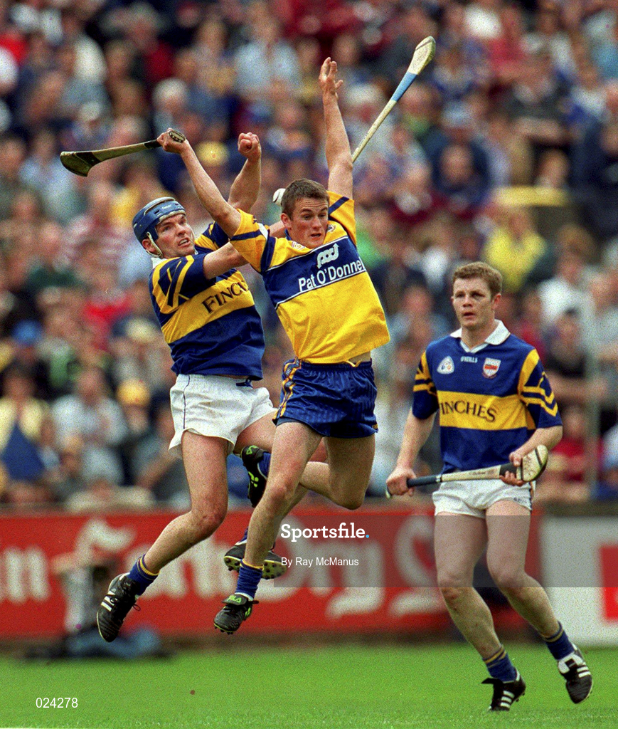 12 June 1999; Alan Markham of Clare .in action against Conal Bonnar, left, and Conor Gleeson of Tipperary during the Guinness Munster Senior Hurling Championship semi-final replay match between Clare and Tipperary at Páirc Uí Chaoimh in Cork. Photo by Ray McManus/Sportsfile