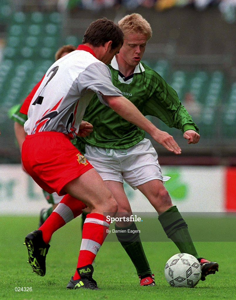 29 May 1999; Damien Duff of Republic of Ireland in action against Darren Patterson of Northern Ireland during the international friendly match between Republic of Ireland and Northern Ireland at Lansdowne Road in Dublin. Photo by Damien Eagers/Sportsfile