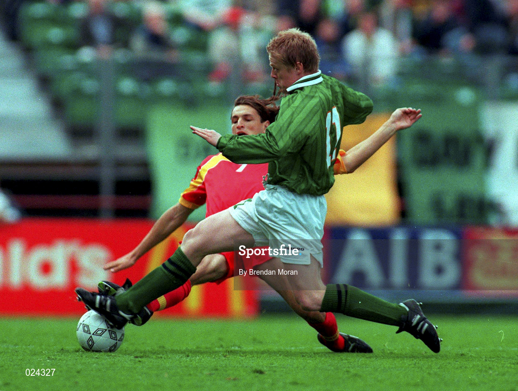 9 June 1999; Damien Duff of Republic of Ireland in action against Vance Trajcev of FYR Macedonia during the UEFA European Championships Qualifier match between Republic of Ireland and FYR Macedonia at Lansdowne Road in Dublin. Photo by Brendan Moran/Sportsfile