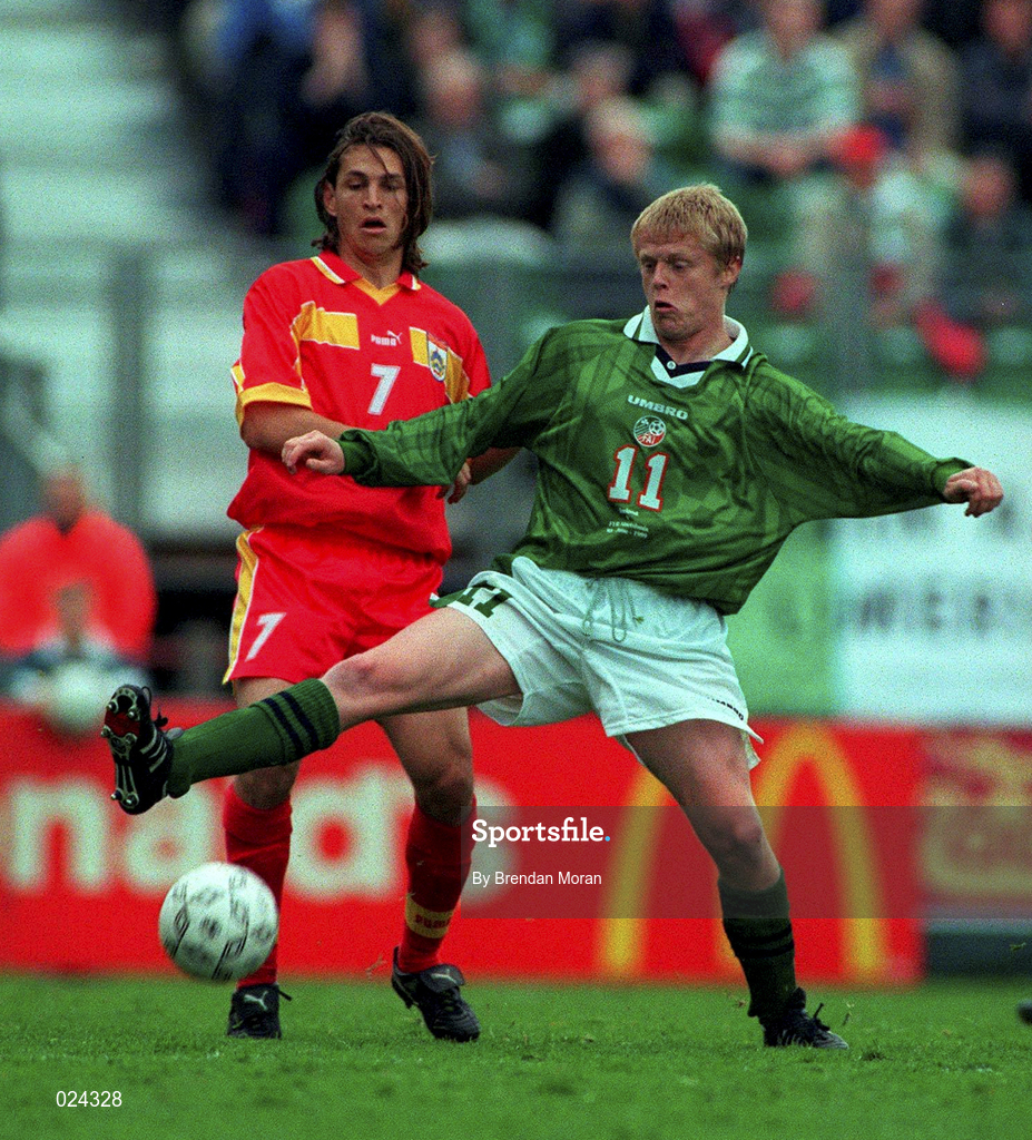 9 June 1999; Damien Duff of Republic of Ireland in action against Vance Trajcev of FYR Macedonia during the UEFA European Championships Qualifier match between Republic of Ireland and FYR Macedonia at Lansdowne Road in Dublin. Photo by Brendan Moran/Sportsfile