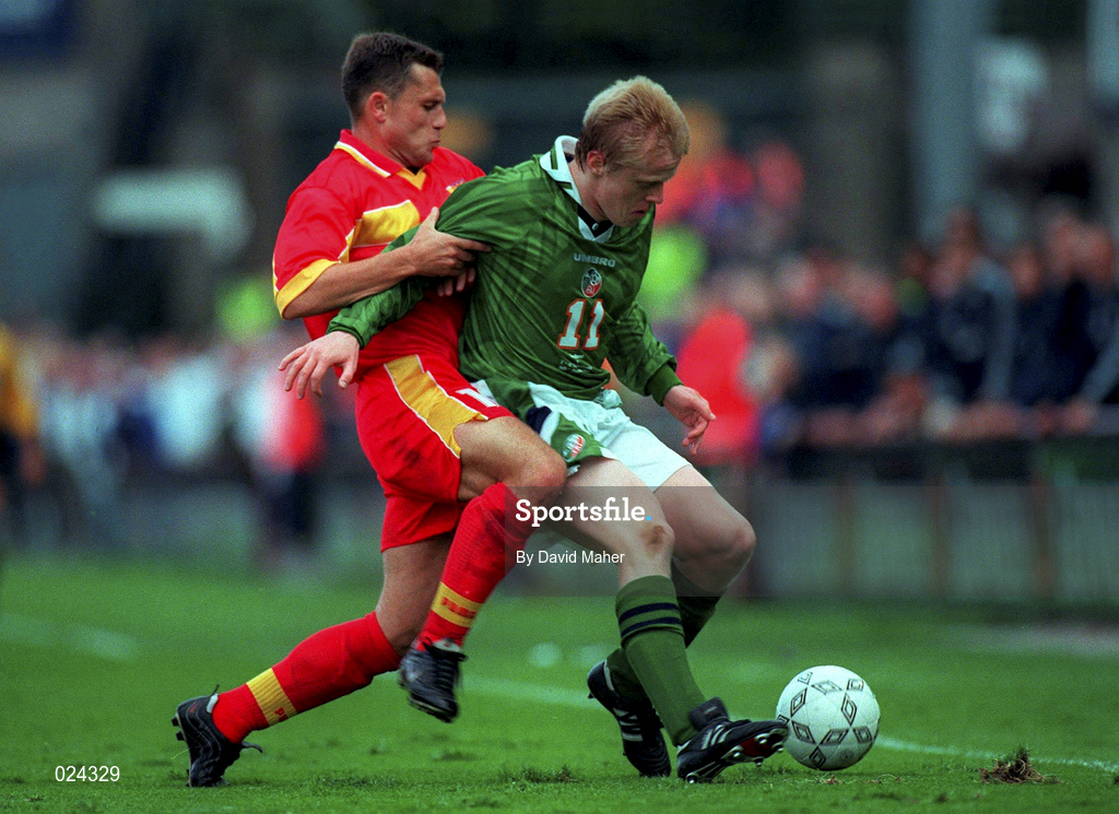 9 June 1999; Damien Duff of Republic of Ireland in action against Viktor Trenevski of FYR Macedonia during the UEFA European Championships Qualifier match between Republic of Ireland and FYR Macedonia at Lansdowne Road in Dublin. Photo by David Maher/Sportsfile