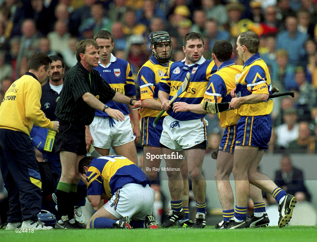12 June 1999; Clare and Tipperary players clash as referee Dickie Murphy attempts to restore order during the Guinness Munster Senior Hurling Championship semi-final replay match between Clare and Tipperary at Páirc Uí Chaoimh in Cork. Photo by Ray McManus/Sportsfile
