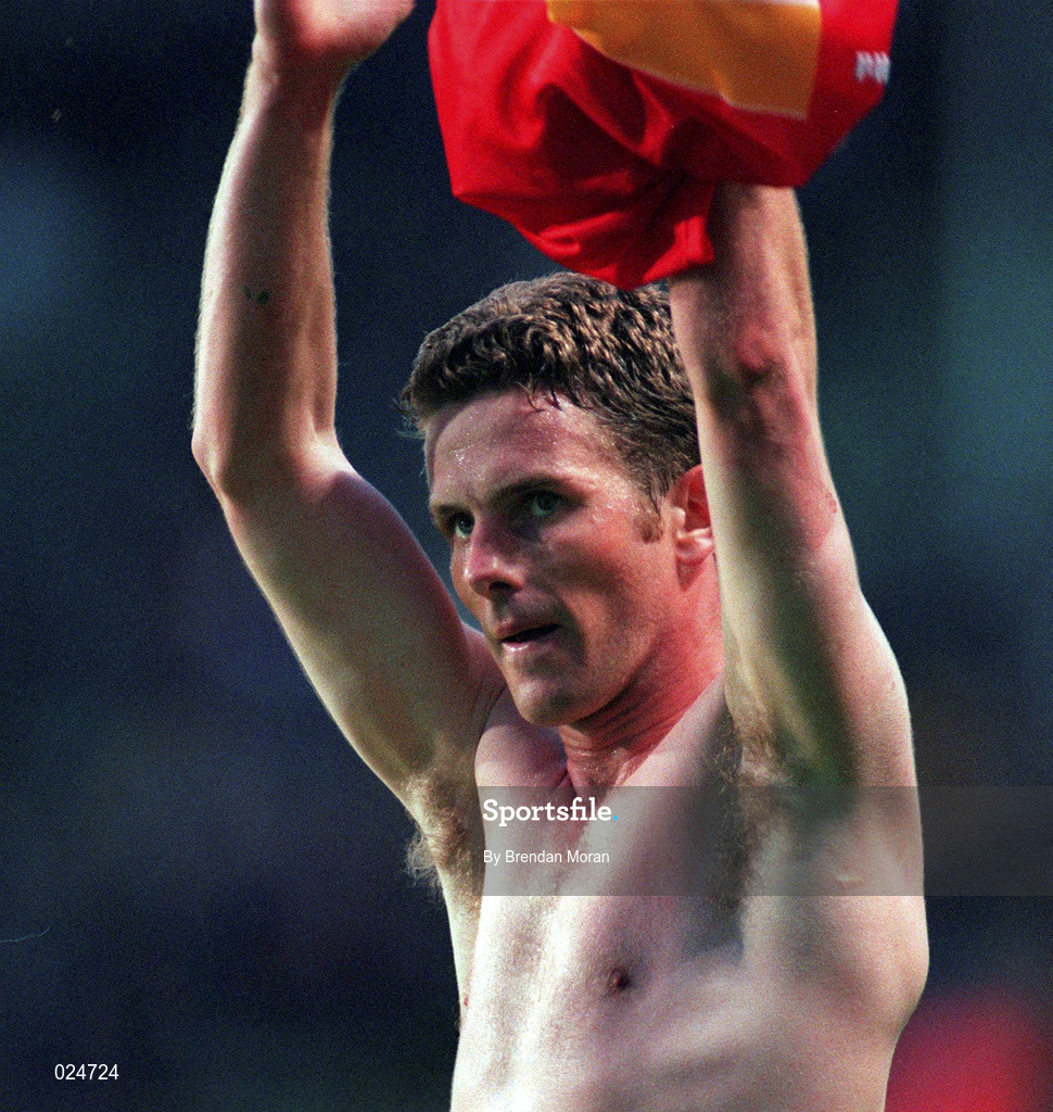 9 June 1999; Mark Kinsella of Republic of Ireland applauds supporters following the UEFA European Championships Qualifier match between Republic of Ireland and FYR Macedonia at Lansdowne Road in Dublin. Photo by Brendan Moran/Sportsfile