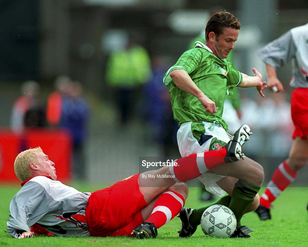 29 May 1999; Mark Kinsella of Republic of Ireland in action against Neil Lennon of Northern Ireland during the international friendly match between Republic of Ireland and Northern Ireland at Lansdowne Road in Dublin. Photo by Ray McManus/Sportsfile