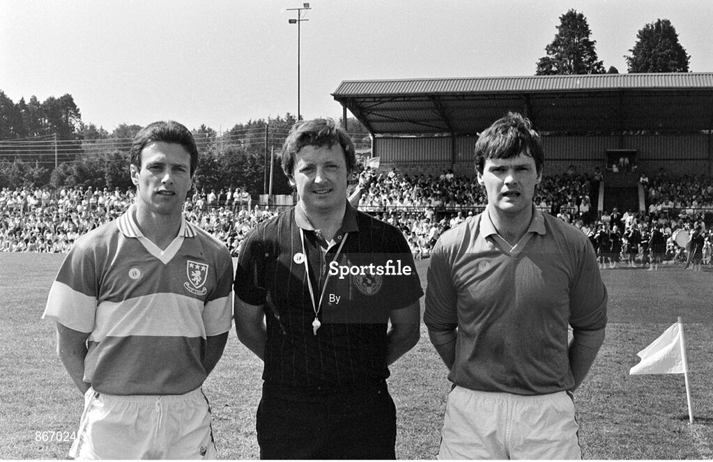 15 June 1986; Laois captain Tom Prendergast, referee Carthage Buckley, and Wicklow captain Colm Browne before the throw in, Wicklow v Laois, County Park, Aughrim, Co. Wicklow. Picture credit; Ray McManus / SPORTSFILE